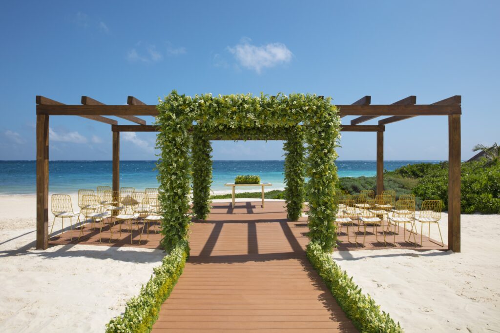 Free vow renewal gazebo at Dreams Sapphire Resort
