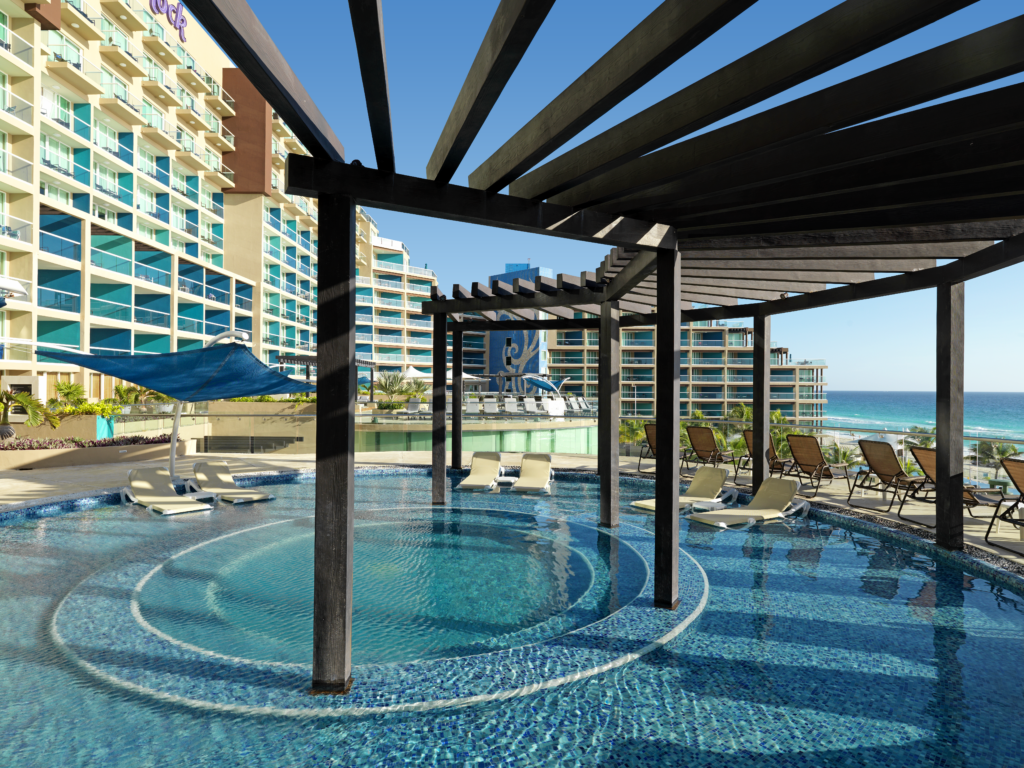 HRH Cancun Breeze terrace close up pool 011915(1)